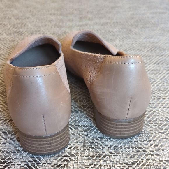 Clarks JULIET HAYES Suede Sand low-heel Loafers - Picture 4 of 7